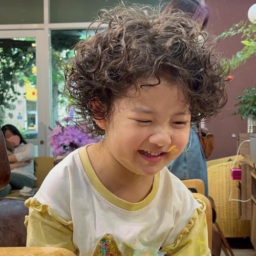 salon uốn tóc đẹp cho bé