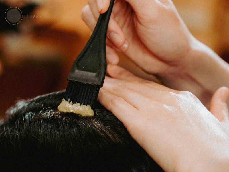 Thanh tẩy da đầu tại salon Omnia Hair Boutique